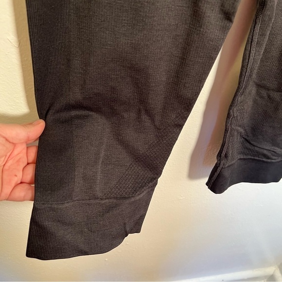 Lululemon Seamlessly Street Crop Black - Picture 6 of 16